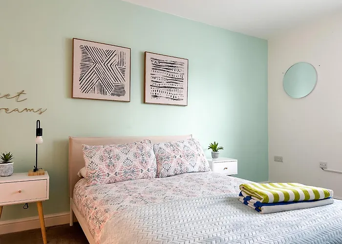 Luxury 2 Bedroom City Centre Apartment - Secure Parking - Amazing Location!