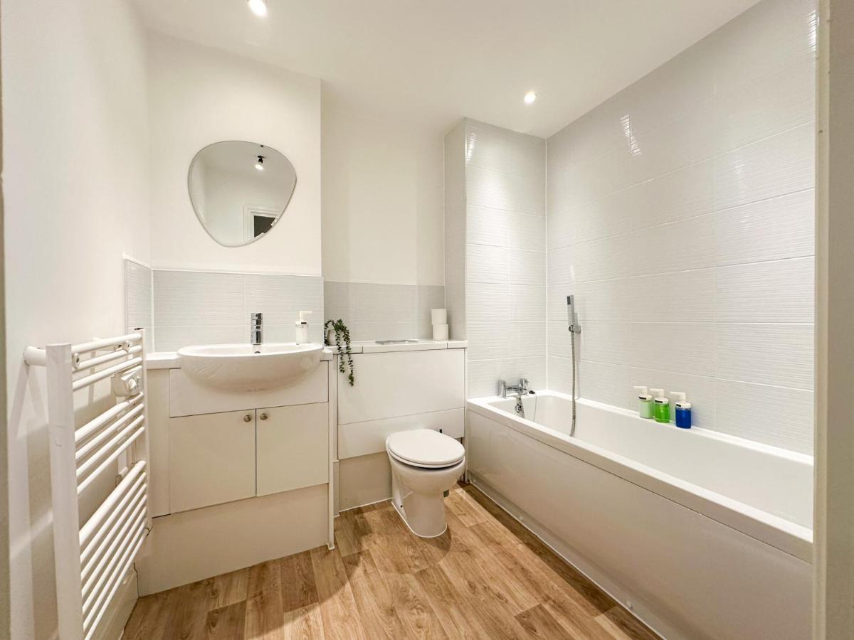 Luxury 2 Bedroom Centre - Secure Parking - Amazing Location! Apartment Canterbury