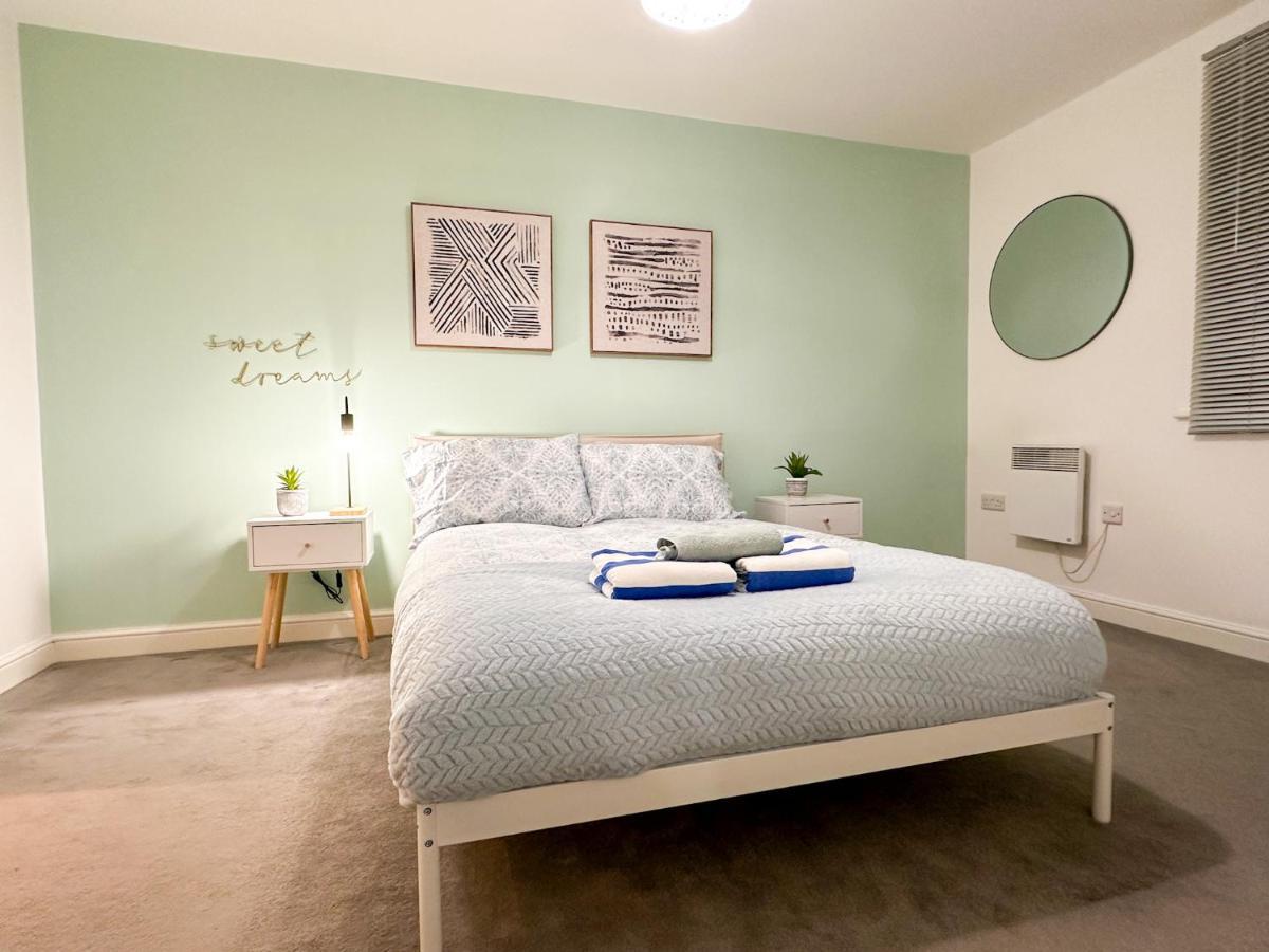 Luxury 2 Bedroom Centre - Secure Parking - Amazing Location! Apartment Canterbury