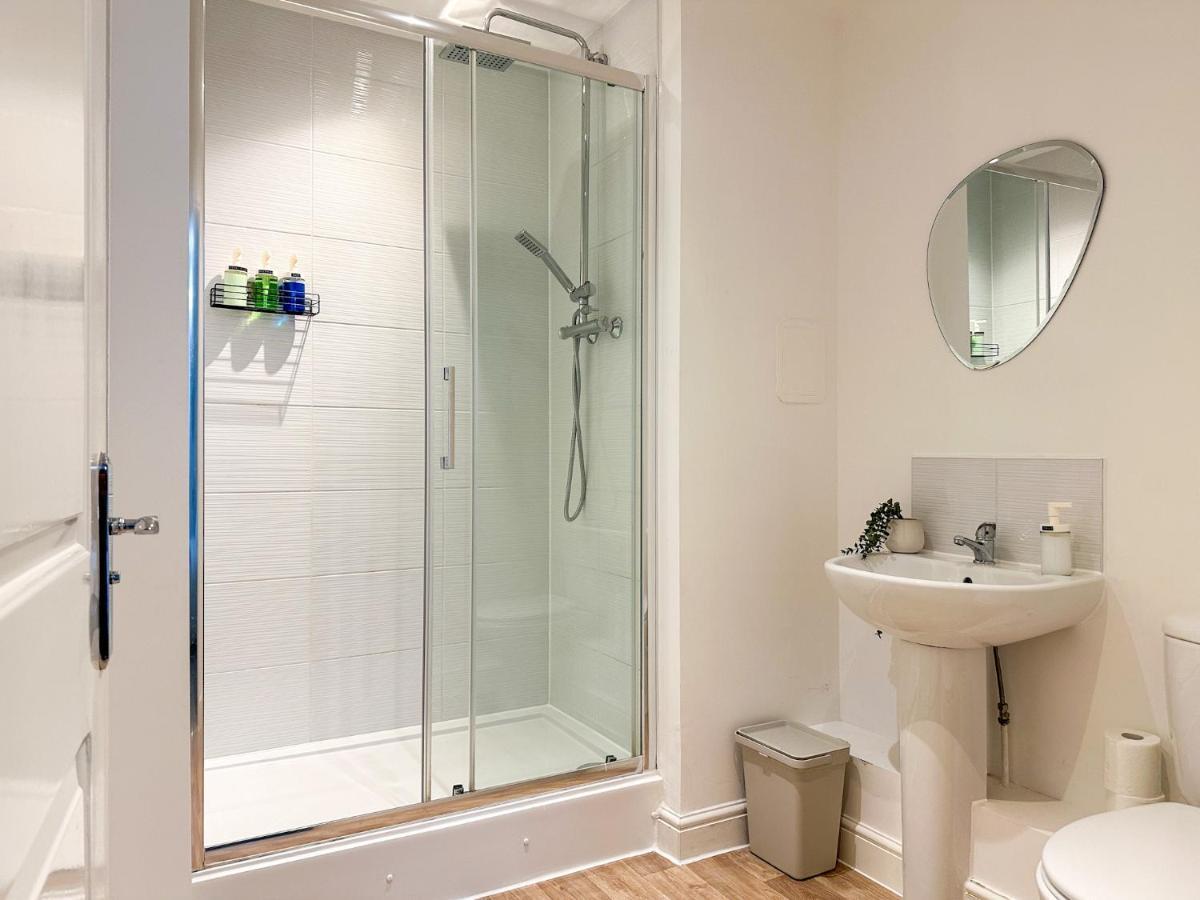 Apartment Luxury 2 Bedroom Centre - Secure Parking - Amazing Location! *