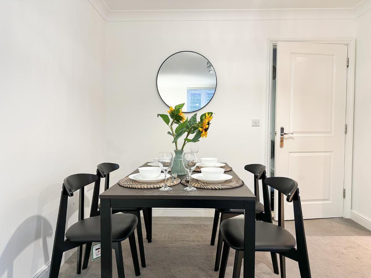 Apartment Luxury 2 Bedroom Centre - Secure Parking - Amazing Location! *