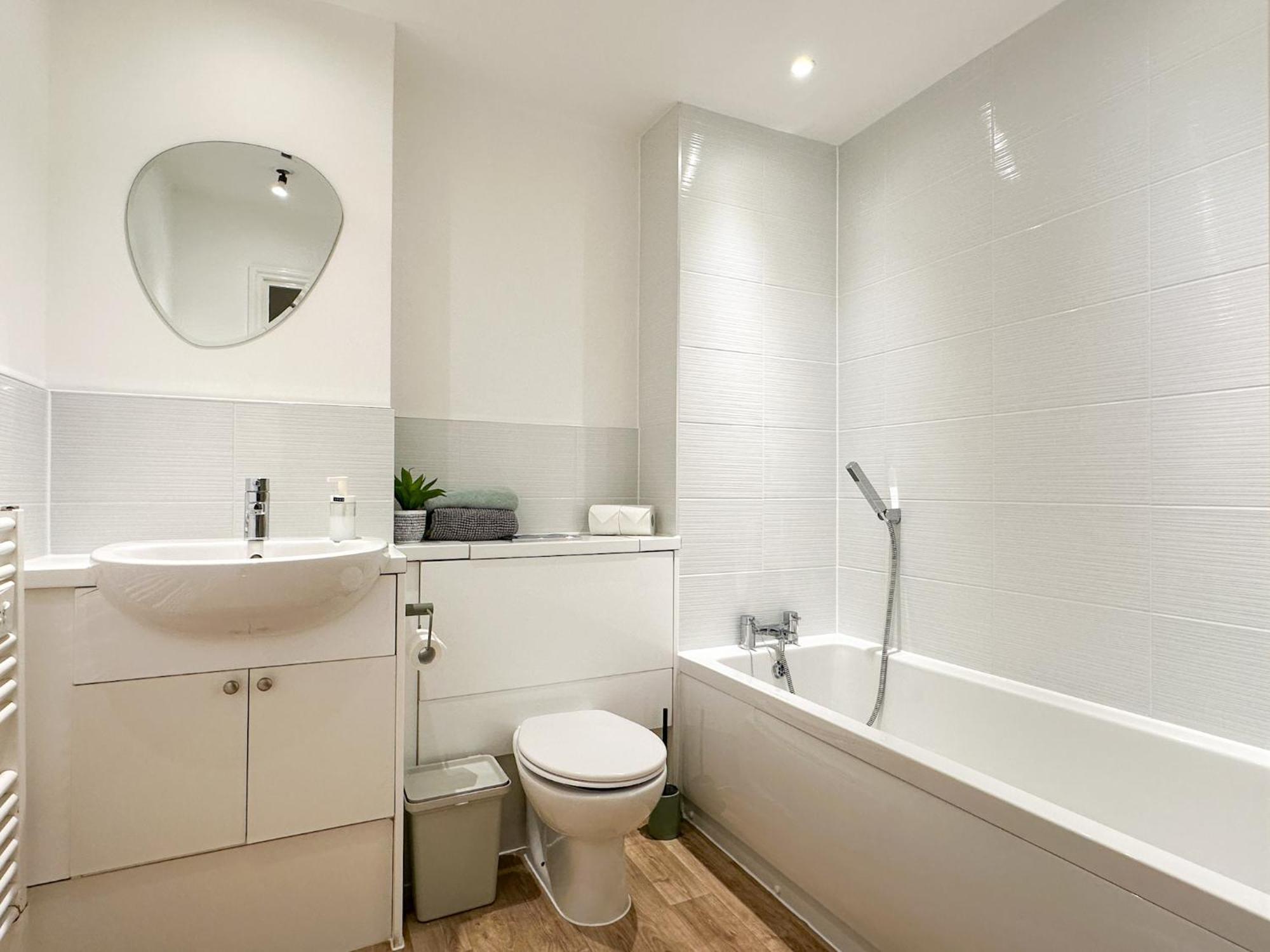 Luxury 2 Bedroom Centre - Secure Parking - Amazing Location! *