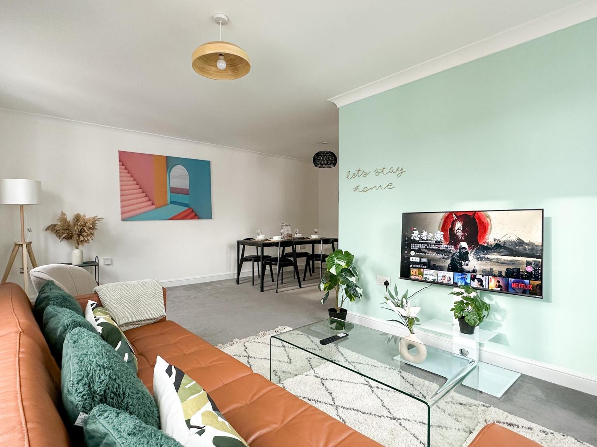 Luxury 2 Bedroom Centre - Secure Parking - Amazing Location!