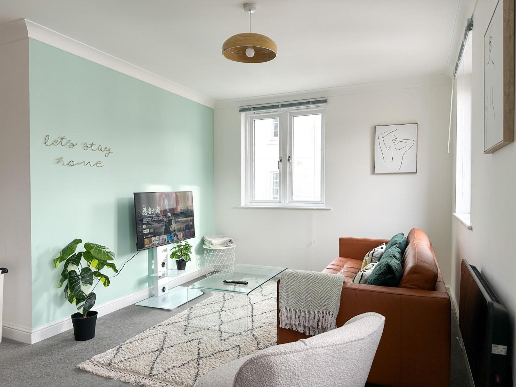 Luxury 2 Bedroom Centre - Secure Parking - Amazing Location! *