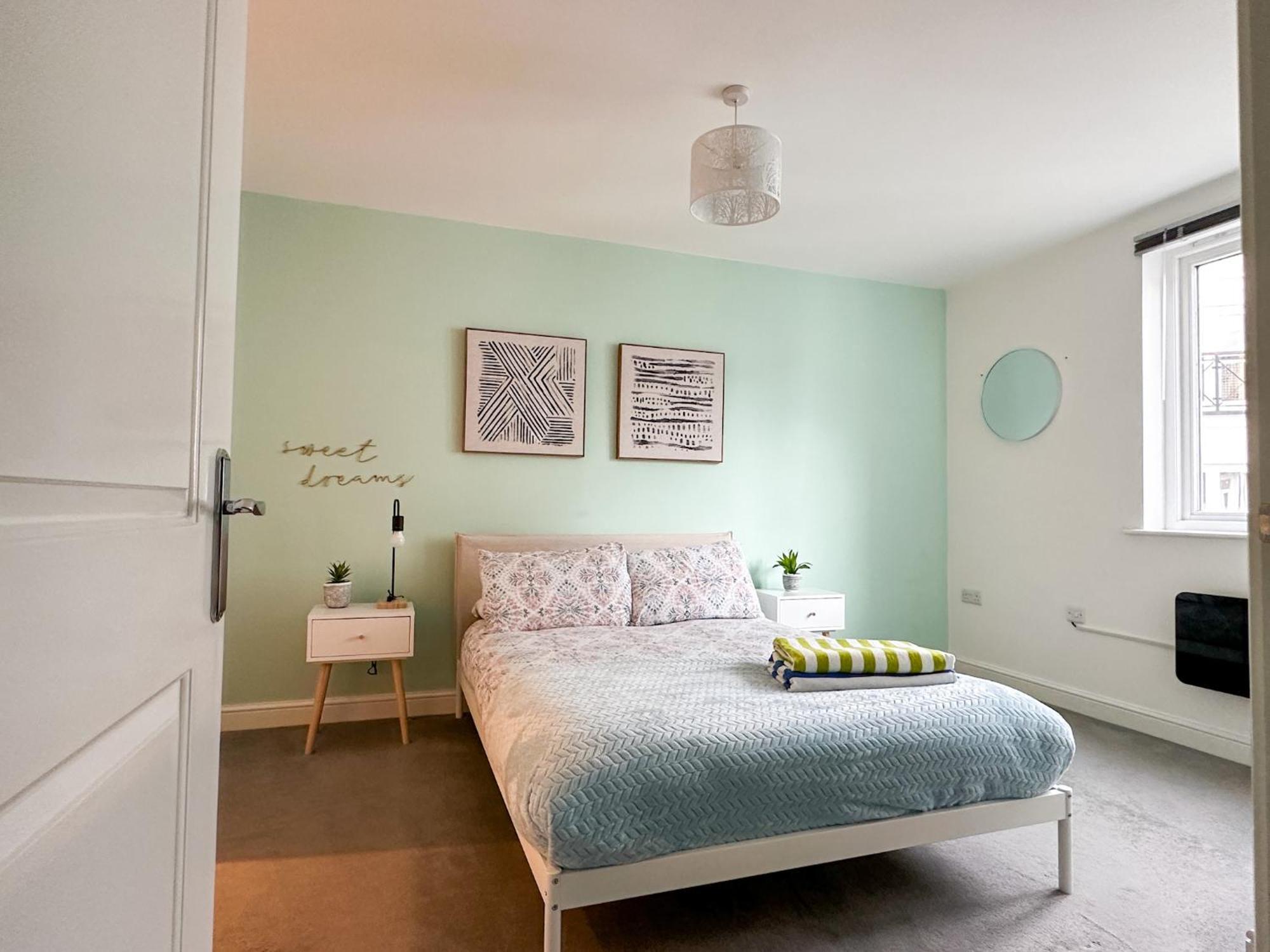 Apartment Luxury 2 Bedroom Centre - Secure Parking - Amazing Location! *